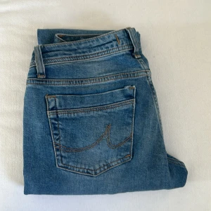 Lågmidjade LTB jeans - Blåa lågmidjade bootcut LTB jeans i modellen VALERIE, fint skick köpta på Zalando. Orginal pris 680kr, storlek W28 L34. Passar i längden på mig som är 170. Pris kan diskuteras vid snabb affär 
