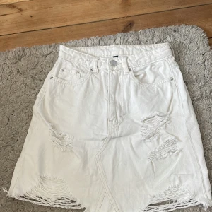 2st vita jeanskjol kort - Säljer dessa 2 liknana kjolar eftersom för små, 100kr för båda tillsammans
