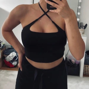 Svart topp från asos  - Topp som går att knyta vid nacken. Funkar som halterneck också och passar även större byst. Storlek XS passar även S. Använd en gång