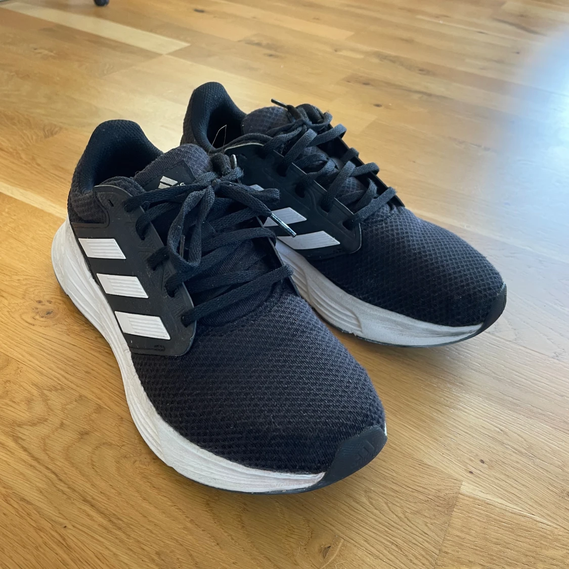 Svarta Adidas löparskor