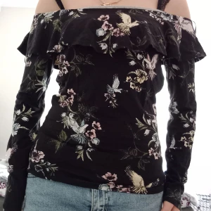 Blus - Jättefin blommig blus som man kan ha till sommaren💗