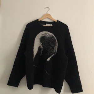 Stickadtröja med gestalt av huvud - Tjocktröja från weekday. Org. pris 500kr. Har mycket päls på sig då jag har hund. Ber om ursäkt för det!