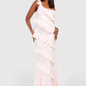 Långklänning med volanger  - Helt ny långklänning från Boohoo (slutsåld), perfekt till balen! 😍 Jag beställde i två storlekar och får därför inte användning av denna. Det är storlek 38 men skulle säga att den är XS/S då jag är en M men passade inte mig. 