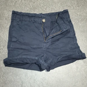 Somriga söta shorts HM - Säljer dessa shorts då dem inte passar min stil, använda ett par gånger men är i jätte bra skick och har ett tyg som passar till varmt väder 🫶 pris kan diskuteras