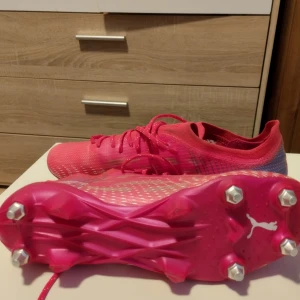 Fotbollsskor  - Helt nya fotbollsskor använd en gång storlek 43