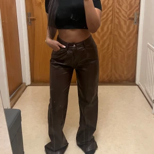 Läderbyxor - Jättefina mörk bruna läderbyxor från PrettyLittleThing. Aldrig använda, lappen sitter kvar. Storlek 38. Hör av er vid frågor. Köparen står för frakten, betalning sker via swish.