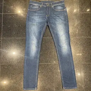Tja! Säljer nu dessa riktigt feta Dondup George jeansen i stl 32 (178-183 cm). De är i sjukt bra skick utan defekter, bara att höra av sig vid fler frågor eller funderingar! 🍾