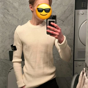 Stone Island Tröja - Säljer en Stone Island tröja som är för stor för mig. Skulle uppskatta att den motsvarar storlek L. Tycker den är riktigt snygg och är ändå i okej skick, priset är verkligen pressat! Hör av dig vid frågor eller funderingar// Lukas 