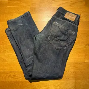 säljer dessa jeans jag har i lådan fått dem från pappa för längesedan han köpte dem när han var ung. Nypris: 900 kr 