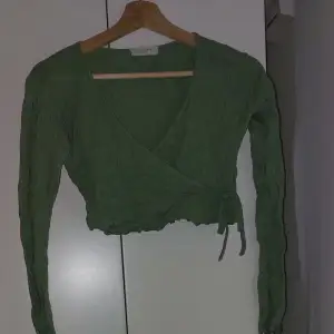 En snygg grön wrap tröja som jag bara inte använder längre är lite osäker när det gäller storlek men skulle gissa xs-s. Tror att den är från yesstyle men jag men jag är inte helt säker. Priset går alltid att diskutera!