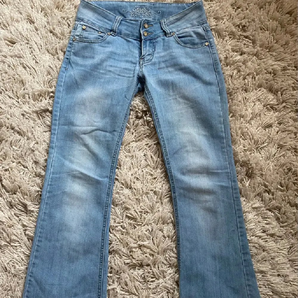 Säljer dehär skit snygga lågmidjade jeansen då de är för små för mig. Jeans & Byxor.