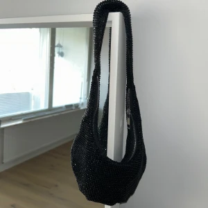 Svart glittrig väska  - Säljer en knappt använd glittrig väska från Gina tricot🧚🏼‍♀️💕
