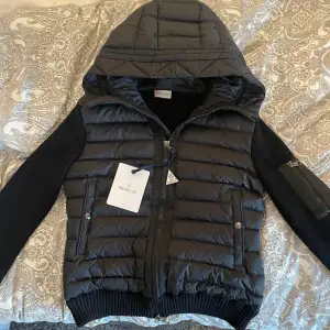 Säljer min moncler cardigan eftersom den ej passade när jag beställde den. Den är i nytt skick och pris kan diskuteras.