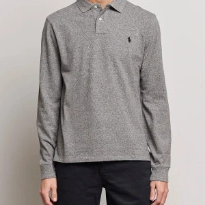 Polo Ralph Lauren Långärmad Piké - Långärmad Piké tröja från Ralph Lauren. Köpt på CareOfCarl, nypris 1499:- Använd en gång, nyskick