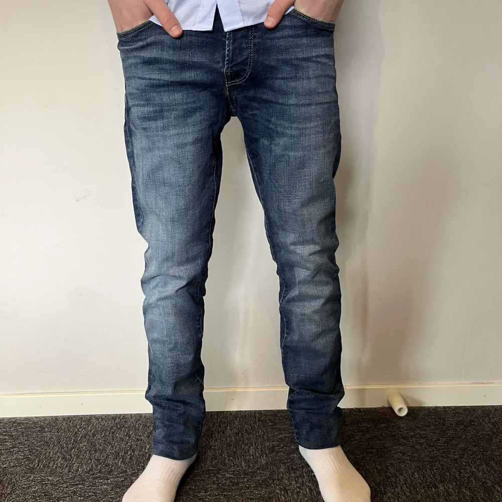 Riktigt feta Jack & Jones jeans! Storlek W28/L32 och passar om man är mellan 170-180 cm.  Passformen är slim fit och är riktigt snygga! Knappt använda 9,5 av 10. Jeans & Byxor.