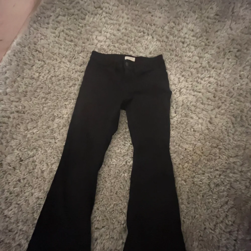 Ett par snygga lowwaist och bootcut svarta jeans från Lindex. Knappt använda då de var för små redan vid köp. Säljs för 100kr.. Jeans & Byxor.