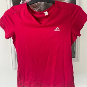 Röd träningströja! - En röd adidas trämingströja i fint skick, nästan aldrig använd💞