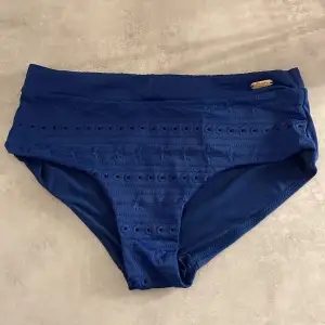 Marinblåa bikinitrosor som är använda ett par gånger men man märker inte att dem är använda 💓Hör av dig om du blir intresserad eller har frågor 