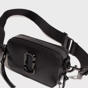 Marc Jacobs väska - Säljer denna väskan för jag knappt andvänt den, inga defekter och dustbag finns. Nypris 4 499. Priset går att diskuteras