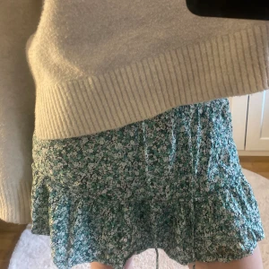 Zara kjol  - Jättefin kjol från zara! Så fint till sommaren, den har även inbyggda shorts i samma tyg och material under så man behöver inte tänka på om den ska flyga upp💕 storlek L men liten i storleken så passar S och M💕💕 nypriset var 359kr mitt pris 99kr💕💕 