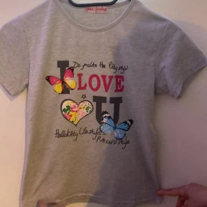 Girl t-shit - Den är grå med lite fjärilar och det står ”I do palke the alty stife love U” och lite nedanför står det ”hellokitty te stija” Den kostar 30kr utan att skicka, sen beroende på vart du bor så blir det lite dyrare 