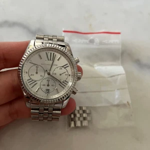 Michael Kors Klocka  - Super fin klocka från Michael Kors, den är i nyskick då den kom inte till användning . Extra länkar medföljer , köptes för 2999kr 