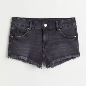 Low waist jeansshorts från H&M! Köpta för 199kr o de är helt slutsålda just nu! Storleken är 32, vilket motsvarar xxs. Midjemåttet rakt över är ca 32 cm och runt om ca 67 cm. Bra skick! 💓💓