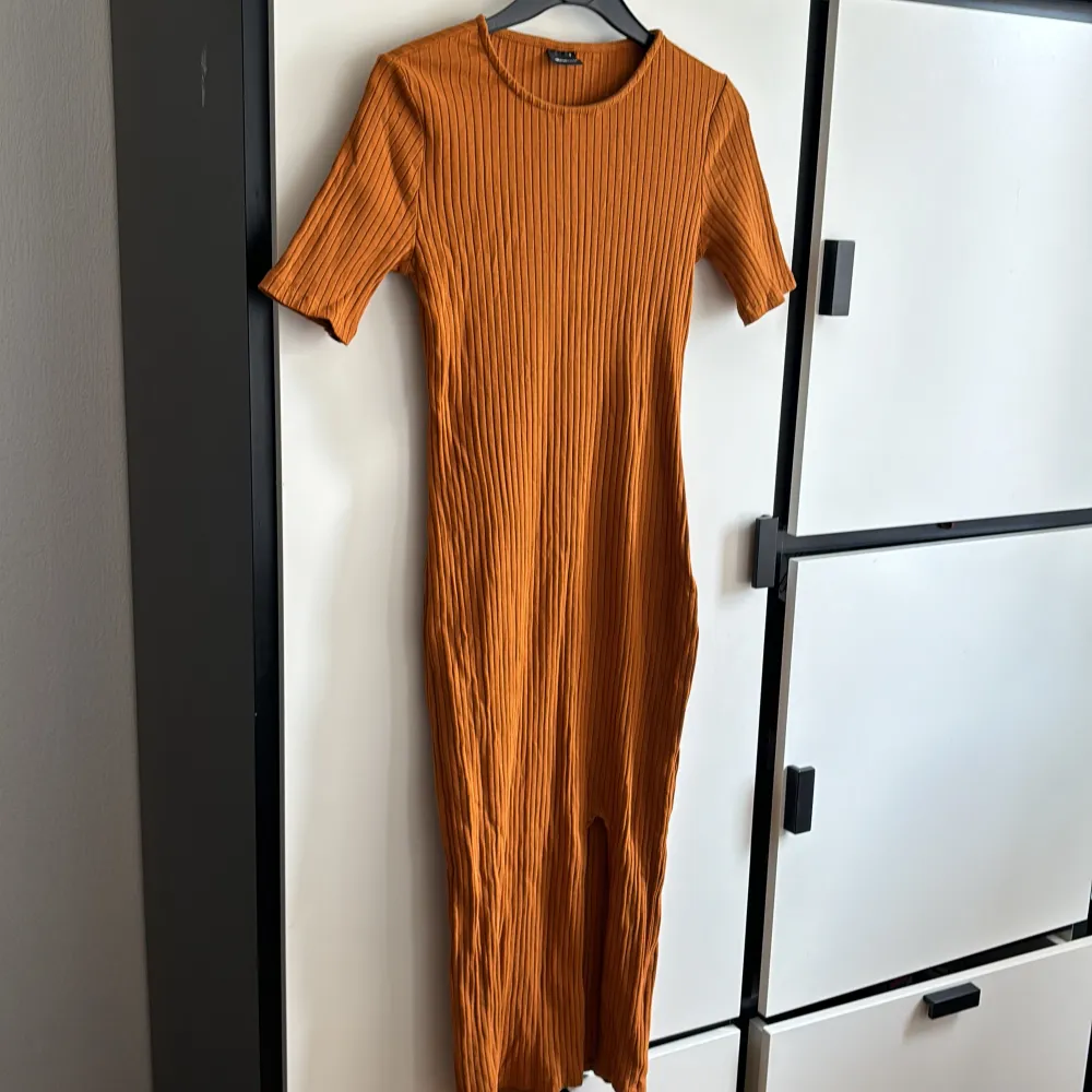 Orange/brun sommar klänning som har slits vid benet. 🧡 Om det önskas kan jag ta fler bilder privat och visa de hur det sitter på♥️♥️. Klänningar.