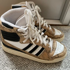 Adidas Fleetwood skor i strl 38 2/3 - Skorna är väl använda och lite slitna på insidan däremot är de fortfarande i fint skick på utsidan med lite mindre slitage.  Kommer från ett djur och rökfritt hem.
