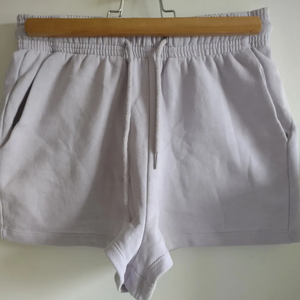Billiga shorts som har bara varit använda en gång 🌷 Perfekta för sommaren 🌷 Kolla gärna in min profil för fler billiga kläder! Kan sälja i bundles 💗. Shorts.