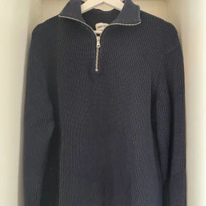 Halfzip - Hej säljer nu denna sköna tröja ifrån brothers, den är använt sparsamt och har inga skador✅Nypris ca 600kr, mitt pris 99kr