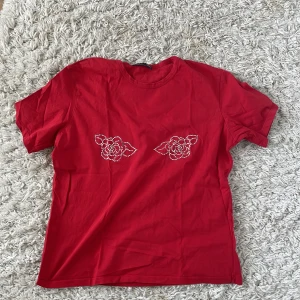 Röd tröja med rosor - Fin röd tröja, bara några diamanter är av men de ser ni på andra bilden❤️ Annars är den i bra stick💕