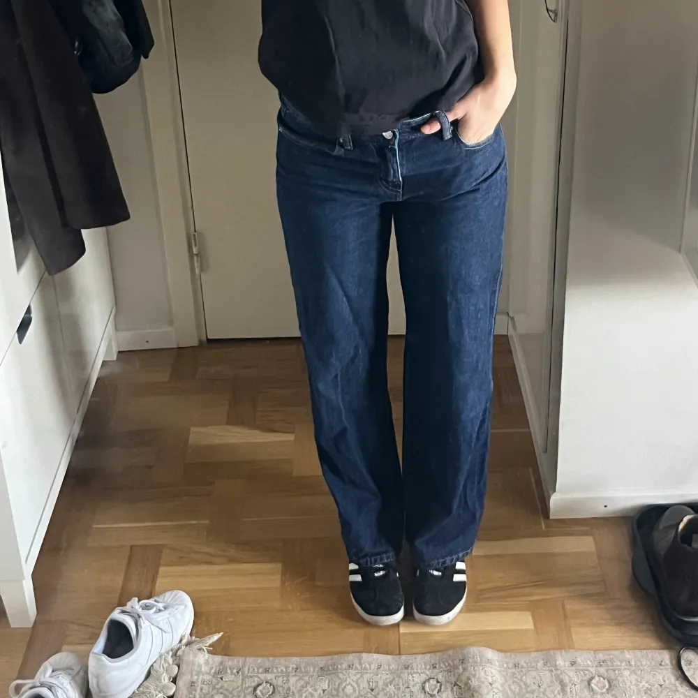 Fina jeans från Gina Tricot storlek 34 men passar mig som brukar bära storlek 36. Jag är 166cm. . Jeans & Byxor.