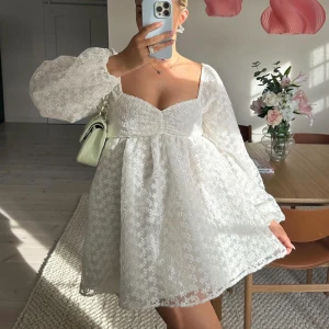 Perfekta studentklänningen  - Perfekt studentklänning från NA-KD, men den är helt slutsåld på hemsidan 🤍Aldrig använd, har prislappen kvar! 