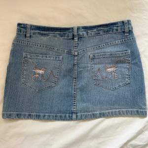 Minikjol i jeans från X-mail, köpt second hand. Storlek 176, men skulle säga motsvarande 38. 