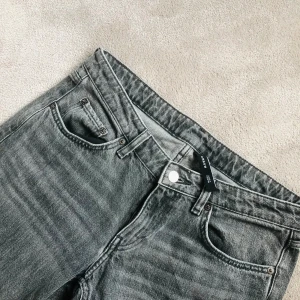 WEEKDAY jeans arrow  - Jag vill börja med attt det är samma färg på hel jeans bara att på andra bilden stog jag vid fönstret. Men annars bra skick använd ändast använd ett fåtal gånger. Perfekta everyday jeansen. Ordinarie pris 590kr men säljer för 350kr.