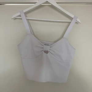 Vit topp  - Vit topp från newyorker, använd fåtal gånger passar en s/m 🩷
