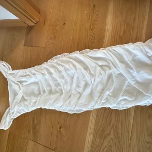 Vit klänning 🤍 - Skit snygg vit klänning 🤍 använd endast en gång vid fotografering 🤍 väldigt fint skick kan ha vid olika tillfällen såsom student , fester osv 🤍 den är stretch, kolla gärna profilen om ni hittar något kommer upp mycket🤍