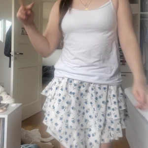 Blommig kjol - Fin blommig kjol som går att ha både hög och lågmidjad. Kommer inte till användning och har nästan aldrig använts så därför säljer jag 💖💖💖