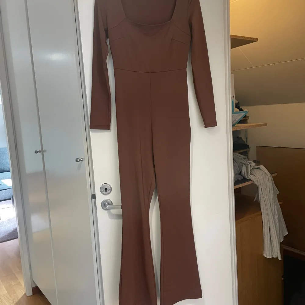 Säljer denna bruna jumpsuit från Shein. Kommer ej till användning längre. Storlek S. Materialet är som tränings material. Köpt för 169kr och säljer för 50kr. Köparen står för frakten.. Övrigt.
