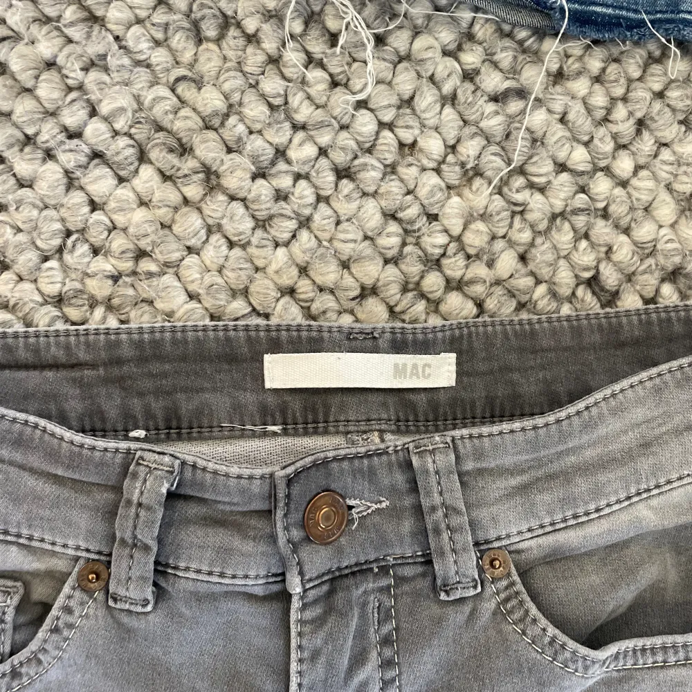 Grå lågmidjade jeans från Mac i storlek 34. Använde några gånger men inte slitna! Jag är 168 och dom är perfekta i längden💕. Jeans & Byxor.
