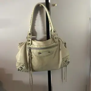 Kan tänka mig att sälja min balenciaga väska, buda  Köpt här på Plick för: 9 000 kronor 