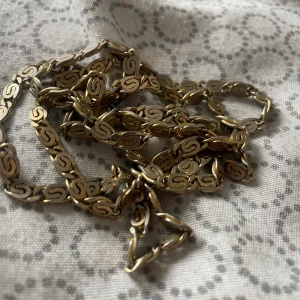 Guldplatterad kedja! - Snygg kedja i platterat guld. Köpt för 600kr. Bra skick och ganska lång kedja men otroligt snygg och stilren.