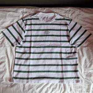 RVCA t-shirt  Rummage fit (boxy/baggy) Print på framsidan 