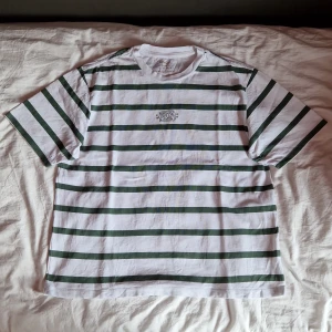 RVCA T-shirt - Sälsynt RVCA t-shirt  Rummage fit (boxy) Print på framsidan. 