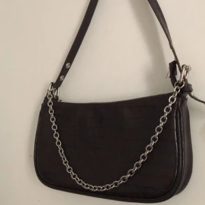 Fin brun handväska  - En fin brun fake krocodil mönstrad handväska från HM. Nytt skick, inga skador! ❤️