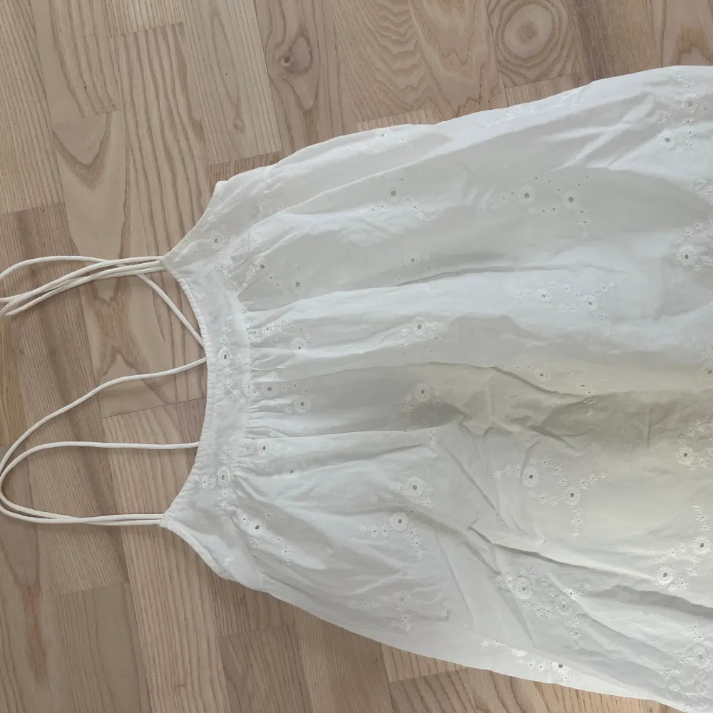 En vit, kort zara klänning med inbyggda shorts i storlek XS (34)💕Endast använd 2 gånher och är i princip i nyskick. Skriv privat vid fler frågor 🩷 Nypris var 399 har jag för mig. . Klänningar.