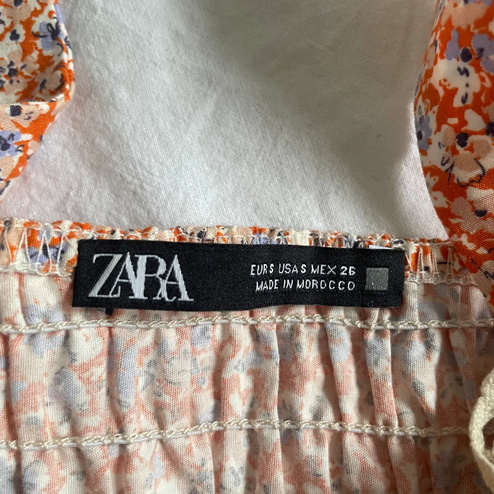 Kort blommig Zara klänning från förra sommaren bra skick . Klänningar.