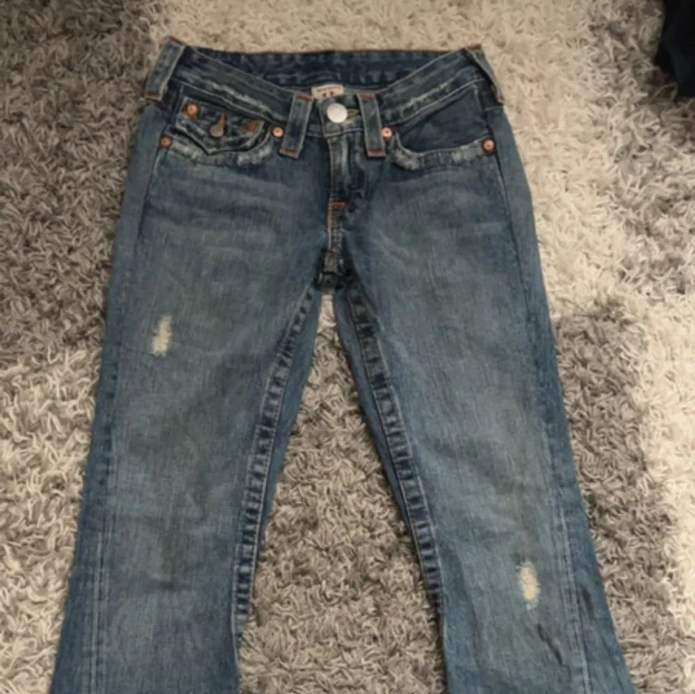 Super fina true religion jeans i modellen joey (bootcut jeans)! . Jeans & Byxor.