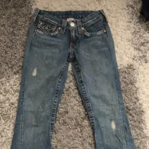 Super fina true religion jeans i modellen joey (bootcut jeans)! 